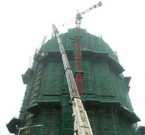 清河吊车在工地上作业